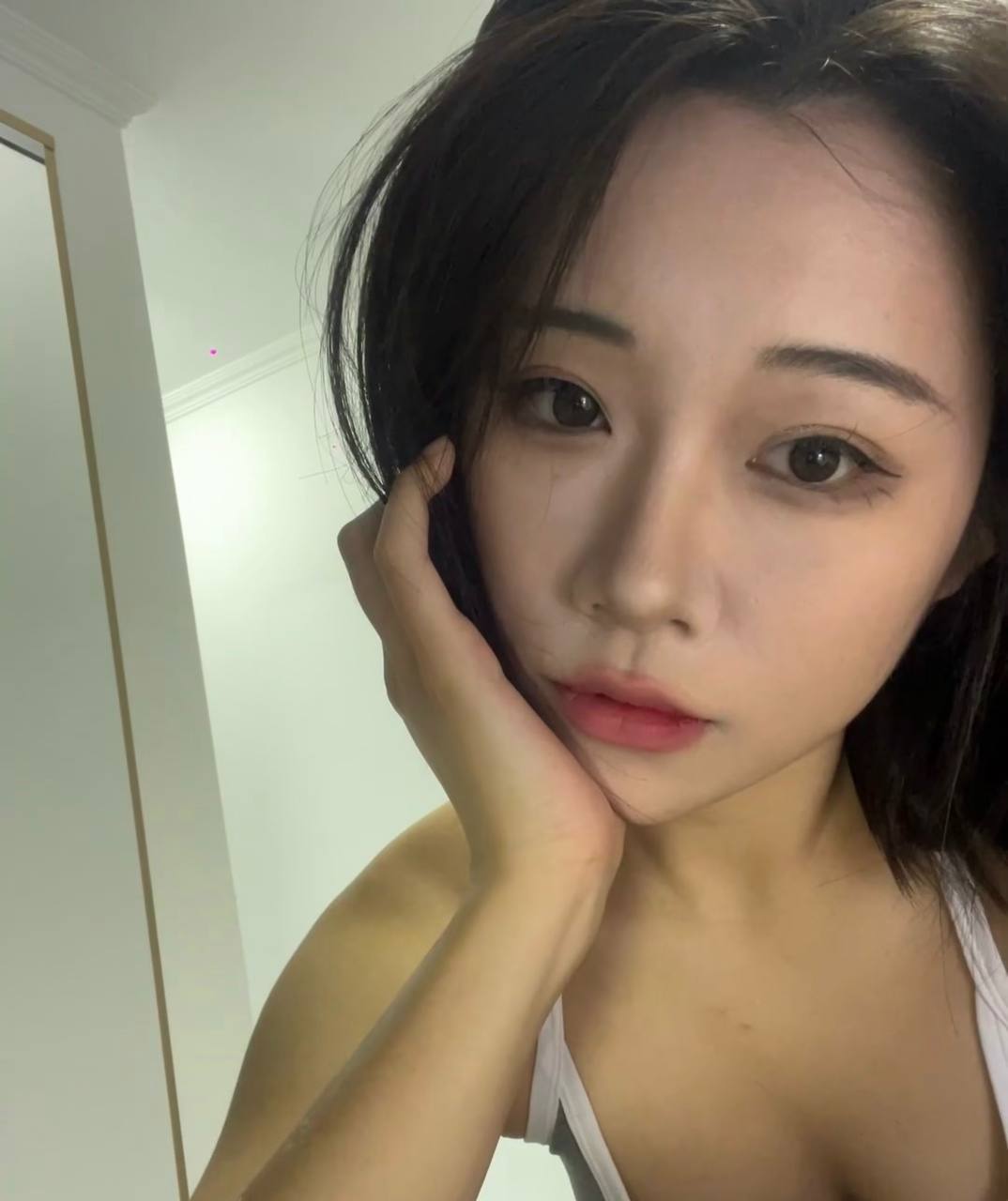 A long-legged wife from Guangxi has a plump butt and a tight and slippery