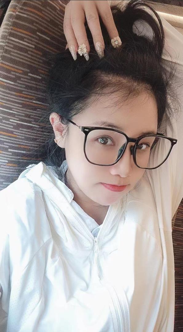 Contrast table – very nice high value four-eyed Guangdong girl, black silk legs
